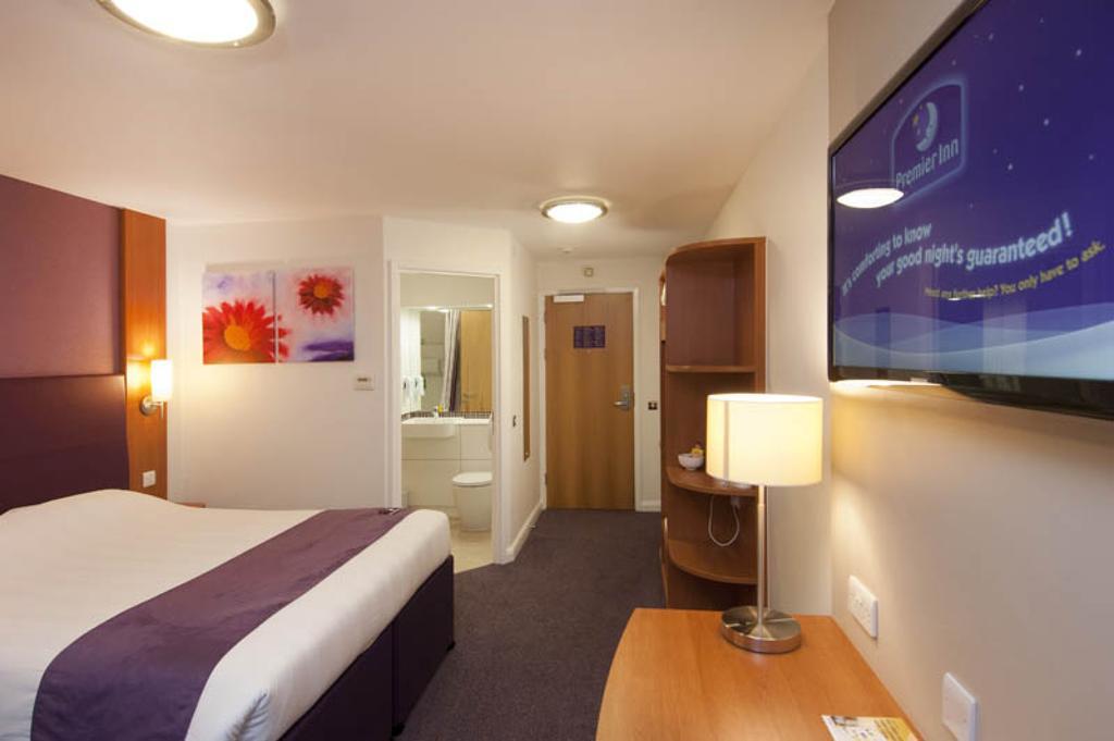 Premier Inn London Harrow Buitenkant foto