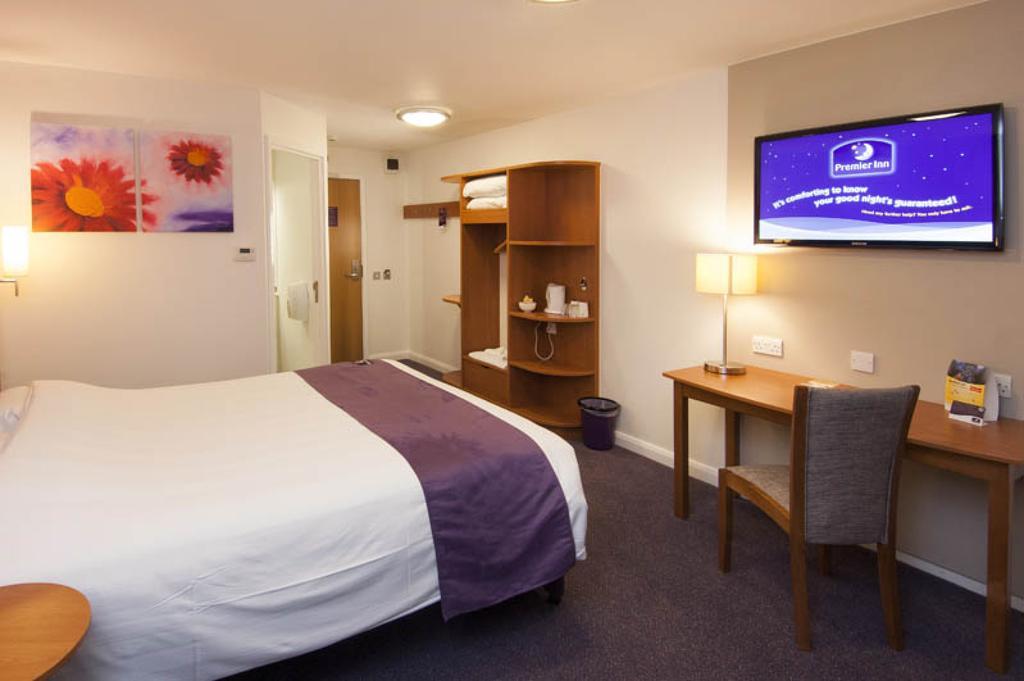 Premier Inn London Harrow Buitenkant foto