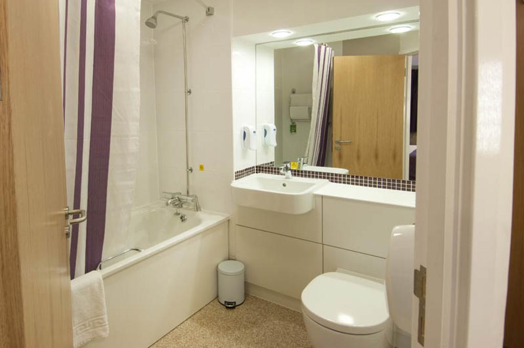 Premier Inn London Harrow Buitenkant foto