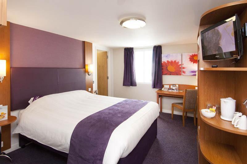 Premier Inn London Harrow Buitenkant foto