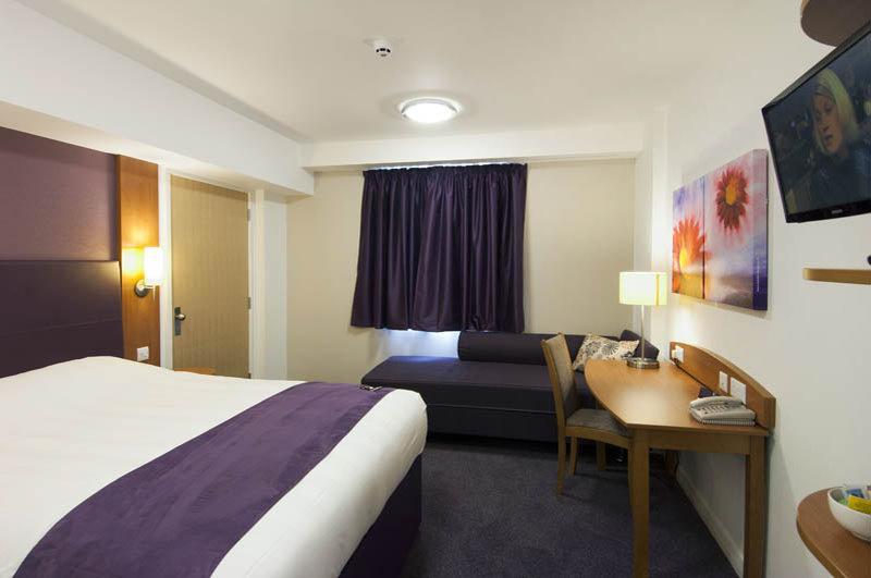 Premier Inn London Harrow Buitenkant foto